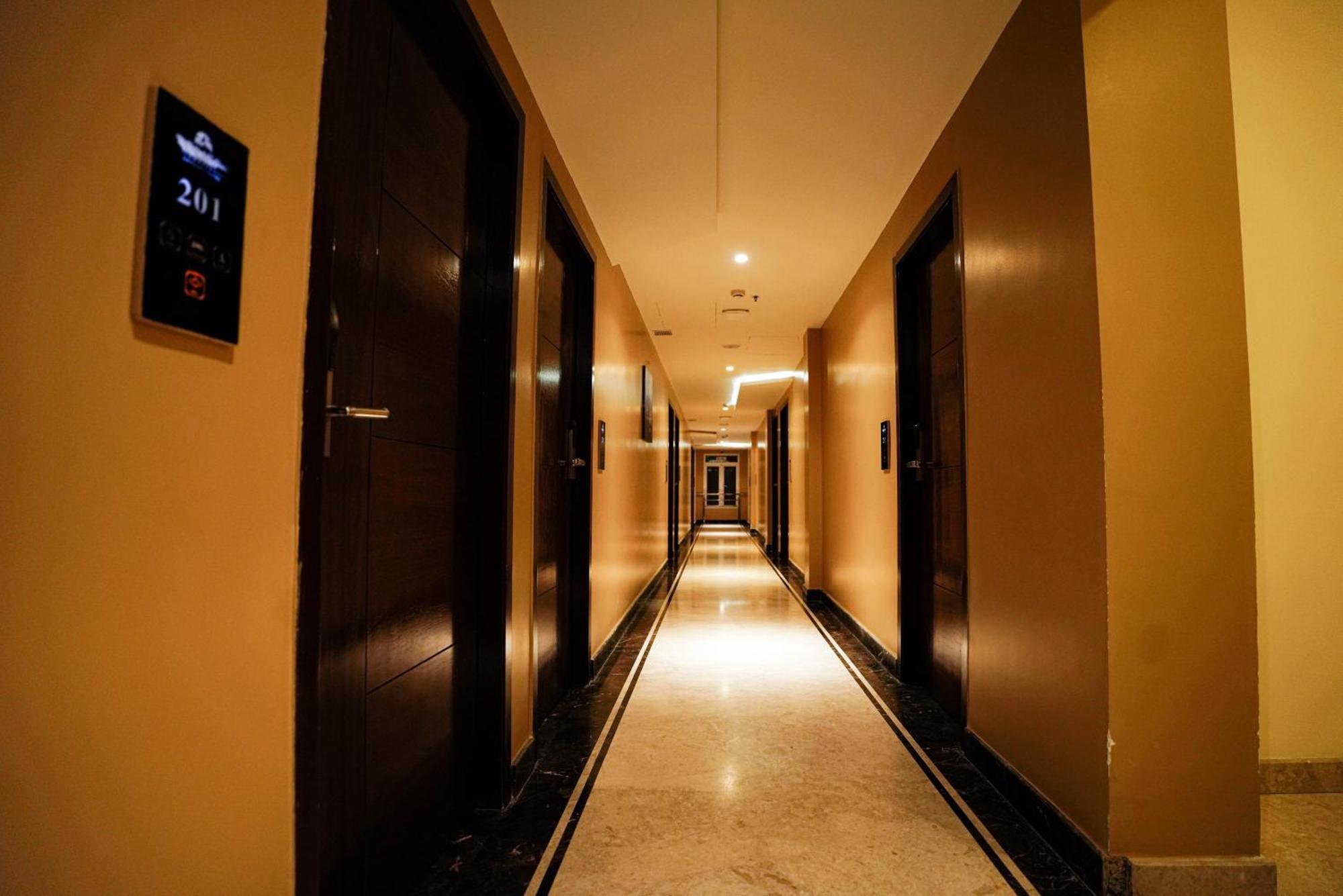 Cliff Embassy Banquet And Suites Shimoga Dış mekan fotoğraf