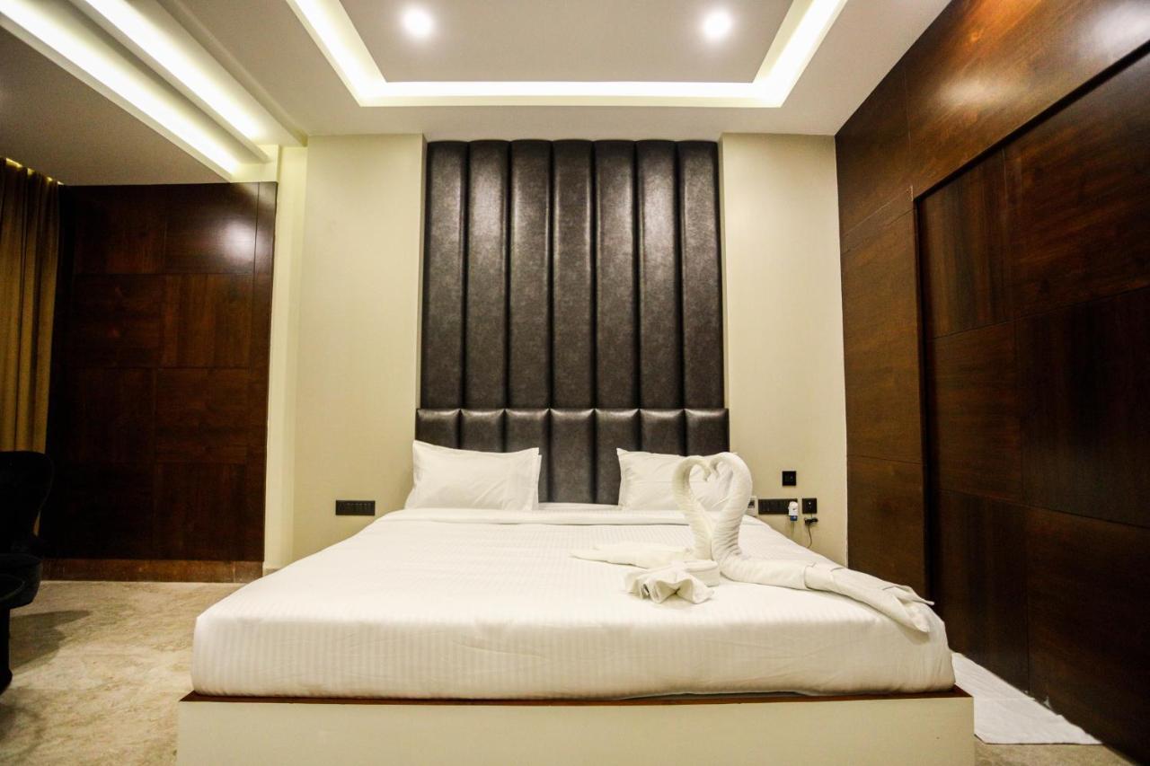 Cliff Embassy Banquet And Suites Shimoga Dış mekan fotoğraf