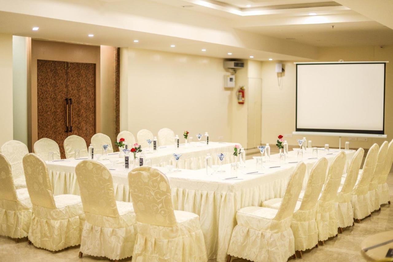 Cliff Embassy Banquet And Suites Shimoga Dış mekan fotoğraf